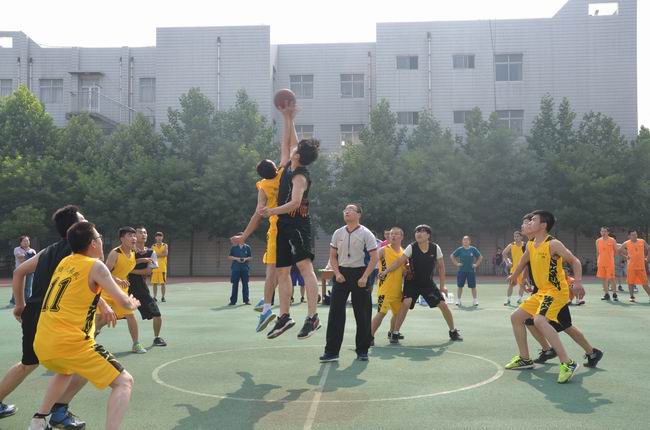 借助夏日火热激情 “豪利777杯”男子篮球赛鸣哨开